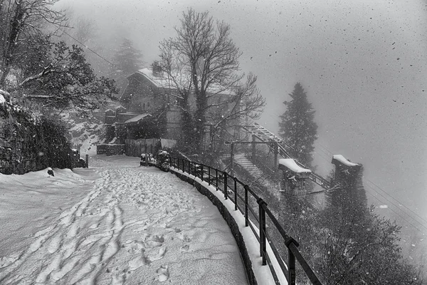 Estação funicular antiga sob a neve — Fotografia de Stock