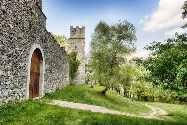 La forteresse d'Orino dans le bois — Photo