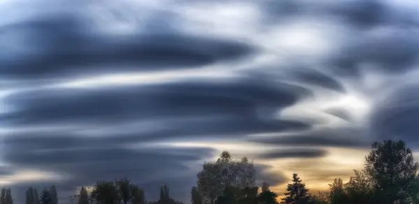 Incríveis nuvens lenticulares no céu — Fotografia de Stock