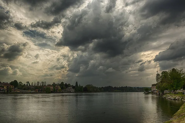 Nuvens de tempestade sobre o rio Ticino — Fotografia de Stock