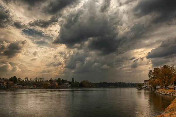 Nuages orageux sur la rivière Tessin — Photo