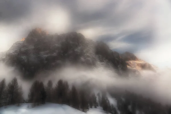 Niebla alrededor de las montañas dolomitas —  Fotos de Stock