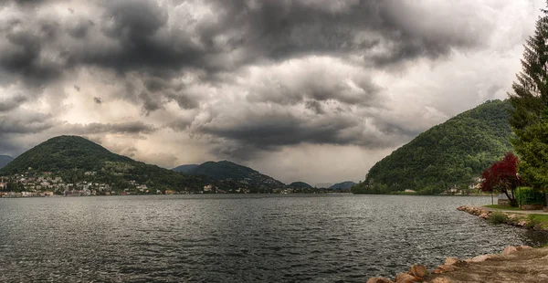 Nubes Oscuras Sobre Lago Lugano Una Tarde Primavera Con Montañas —  Fotos de Stock