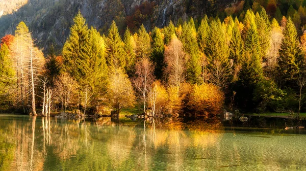 Lago Nas Montanhas Pôr Sol Temporada Outono — Fotografia de Stock