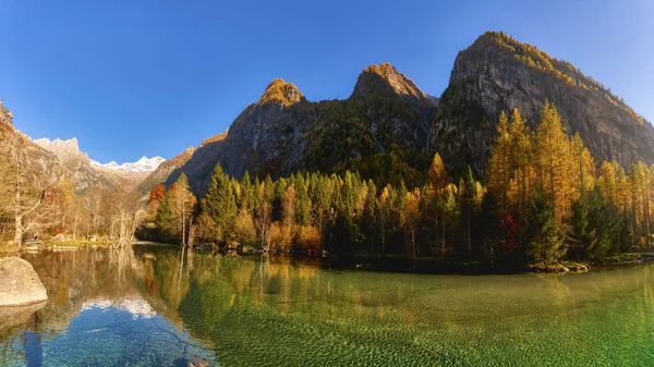 Lac au coucher du soleil dans les montagnes — Photo