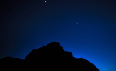 Kış akşamında dağların üzerinde ay