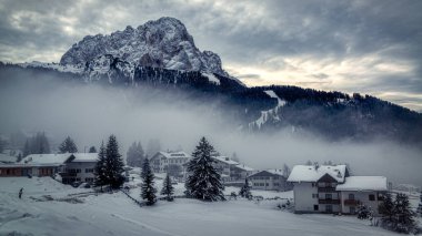 sisli bir kış sabahı Dağları