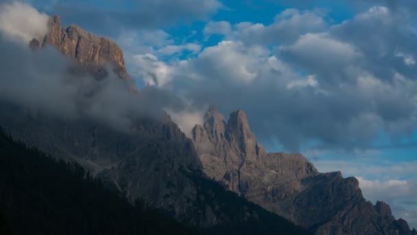 Time Lapse Nubes Sobre Cima Las Montañas Atardecer — Vídeo de stock