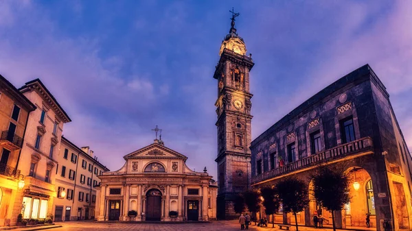 Varese, Plaza San Vittore por la noche — Foto de Stock