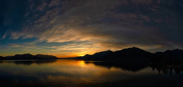 Puesta Sol Sobre Lago Mayor Hermoso Final Del Día Invierno — Foto de Stock