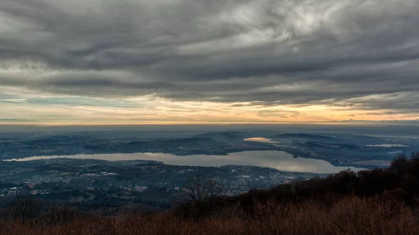 Pôr Sol Nublado Sobre Lago Varese Com Montanhas Horizonte — Fotografia de Stock