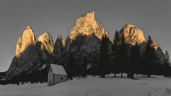 Första Solstrålarna Över Vallungafjällen Dolomiterna Selva Val Gardena Trentino Alto — Stockfoto