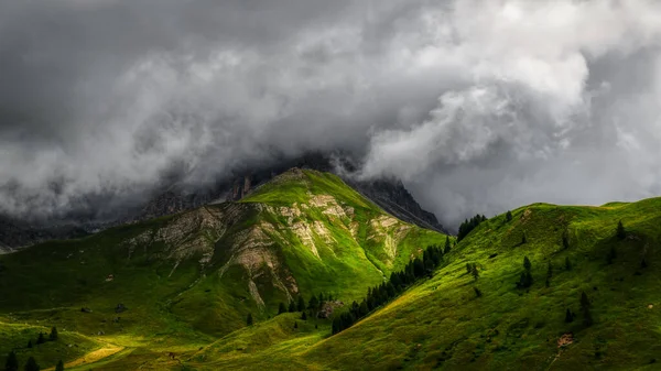 Rayons Soleil Sur Les Montagnes Avec Des Nuages Orageux Dans — Photo