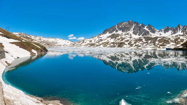 富尔马扎山谷多吉亚湖面上的解冻 背景是蓝天 — 图库照片