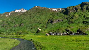 Tepede kilisesi olan dağlarda küçük antik bir köy.