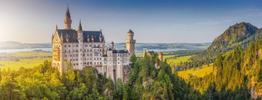 Dünyaca ünlü Neuschwanstein Şatosu güzel bir akşam ışık, Bavyera, Almanya