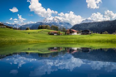 Pastoral yaz manzarası ile dağ gölü Alpleri'nde temizleyin