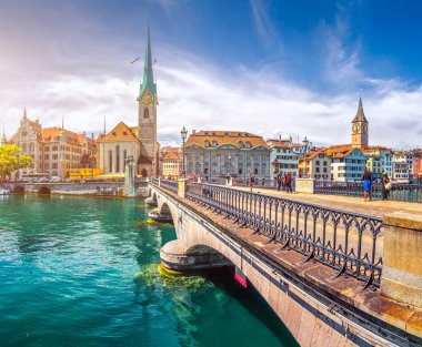 Tarihi Fraumunster Kilisesi ve kuğular üzerinde nehir Limmat, Zürih, İsviçre