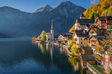 Gün ışığına sonbaharda, Salzkammergut, Avusturya Hallstatt dağ köyü