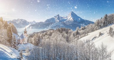 Kilise, Bavyera, Almanya ile Bavyera Alpleri'nde kış manzarası