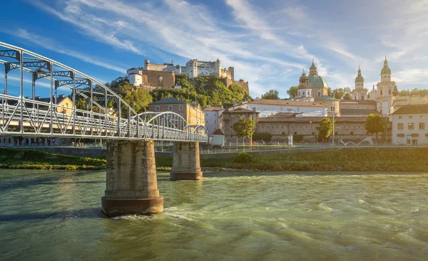 Berömda staden Salzburg med historiska fästningen och Salzach, Österrike — Stockfoto