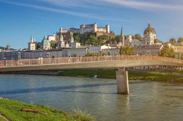 Cidade famosa de Salzburgo com fortaleza histórica e Salzach, Áustria — Fotografia de Stock