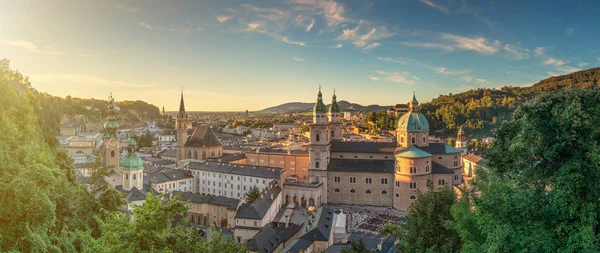 Schöne stadt salzburg bei untergang, österreich — Stockfoto