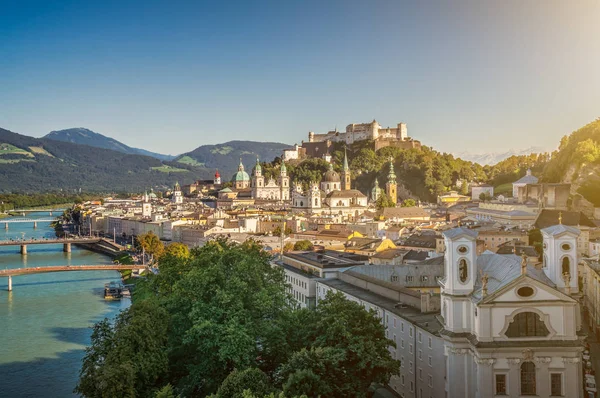 Ciudad histórica de Salzburgo con famosa fortaleza, Austria —  Fotos de Stock