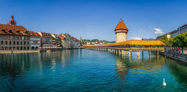 在这座历史名城的瑞士卢塞恩著名教堂桥 — 图库照片