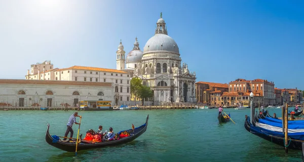 Gondolas on Canal Grande with Basilica di Santa Maria, Venice, Italy — Stock Photo, Image