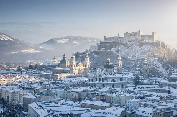 Salzburg skyline med fästningen Hohensalzburg på vintern, Salzburg, Österrike — Stockfoto