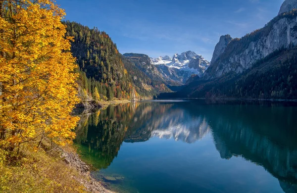 Paisagem de outono com montanha Dachstein na bela Gosausee, Áustria — Fotografia de Stock