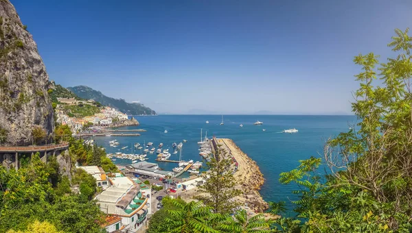 Vista cartão postal de Amalfi, Costa Amalfitana, Campania, Itália — Fotografia de Stock