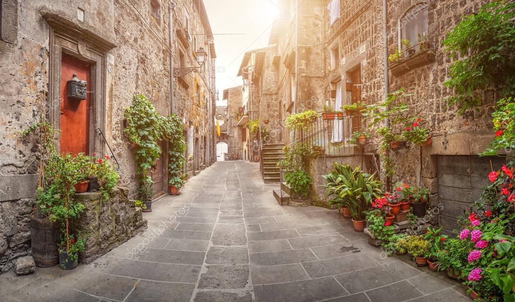 Beautiful alleyway in a historic european town — Stock Photo