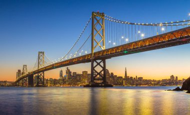 San Francisco manzarası ile Oakland Körfezi Köprüsü alacakaranlık, California, ABD