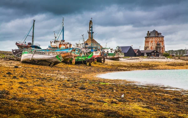 Naufragi abbandonati su una spiaggia in Bretagna, Francia — Foto Stock