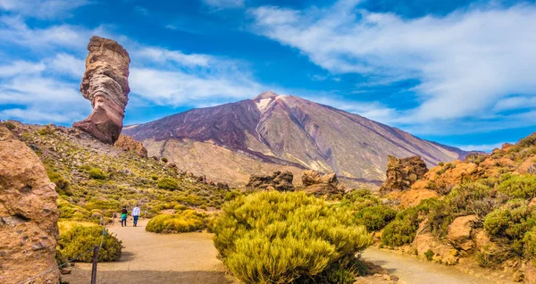 Pico del Teide con la famosa formazione rocciosa Roque Cinchado, Tenerife, Isole Canarie, Spagna — Foto Stock