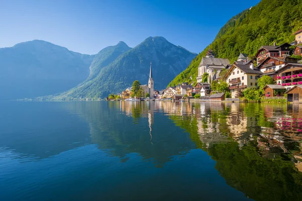 Hallstatt-hegyvidéki falu az Alpok, Salzkammergut, Ausztria — Stock Fotó