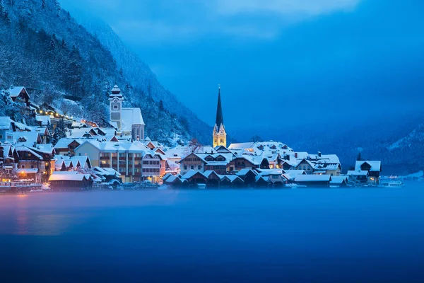 Hallstatt in mystic schemering in de winter, Salzkammergut, Oostenrijk — Stockfoto