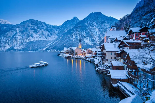Класичний вигляд Гальштат з корабля в Зимові сутінки, Зальцкаммергут, Австрія — стокове фото