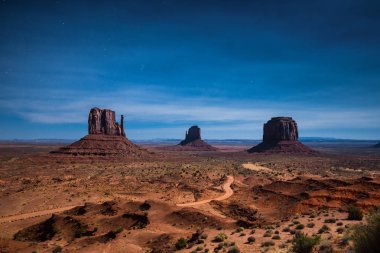 Monument Valley bir yıldızlı gece, Arizona, ABD tarihinde ışığında