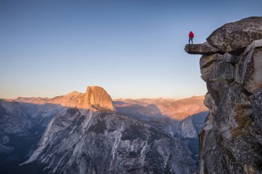 Gün batımında, Yosemite Milli Parkı, Kaliforniya, ABD uzun yürüyüşe çıkan kimse Glacier Point