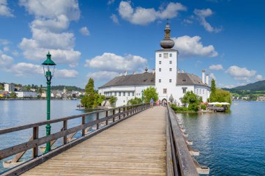 Schloss Orth Gölü Traunsee Gmunden, Avusturya, ünlü ahşap köprü ile