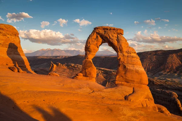 Vista clássica do famoso Arco Delicado ao pôr do sol, Utah, EUA — Fotografia de Stock