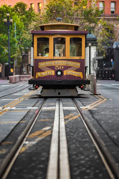 Histórico teleférico de San Francisco en la famosa California Street, Estados Unidos — Foto de Stock