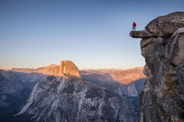 Senderista en Glacier Point al atardecer, Parque Nacional Yosemite, California, EE.UU. — Foto de Stock