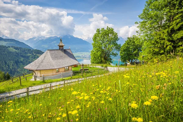 Hegyi kápolna az Alpokban a Zell am See, Ausztria — Stock Fotó