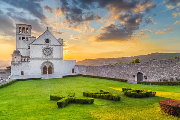 Basilika des hl. Franziskus von Assisi bei Sonnenuntergang, Umbrien, Italien — Stockfoto