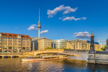 Berlin siluetinin Spree Nehri gün batımında, gemide ile Merkezi Berlin Mitte, Almanya