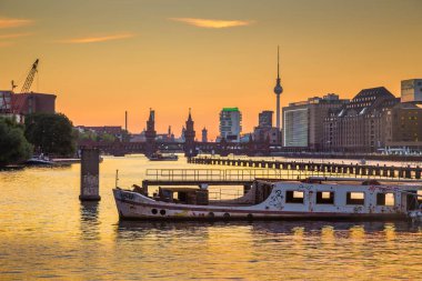 Berlin siluetinin Spree Nehri gün batımında, Almanya eski gemi kazasında ile